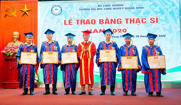 4023-ok-ts-hoang-hung-thyng-bi-thy-yyng-uy-hiyu-tryyng-trao-byng-tyt-nghiyp-cho-hyc-vien-cao-hyc-khoa-1