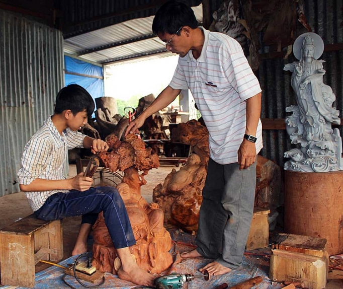 nghe dieu khac go net tai hoa cua nghe nhan
