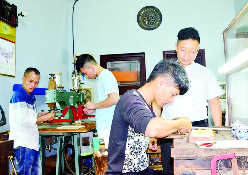 1845-anh-duc-dang-huong-dan-hoc-vien