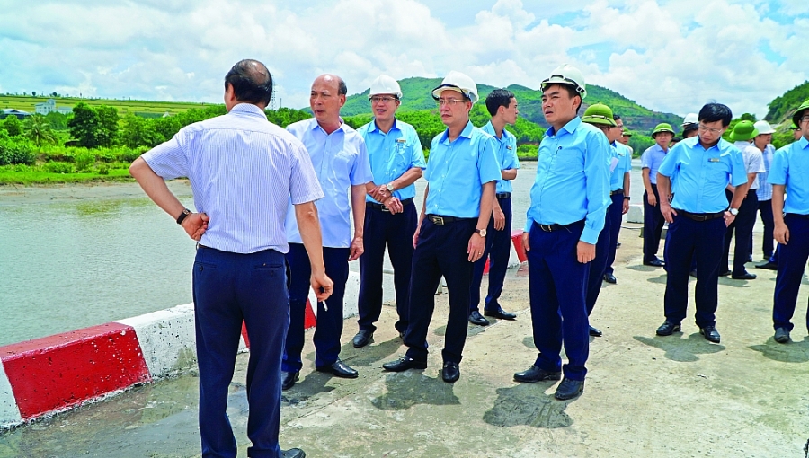 Công ty Tuyển than Hòn Gai - VINACOMIN:  Chú trọng bảo vệ môi trường khu vực cảng Làng Khánh