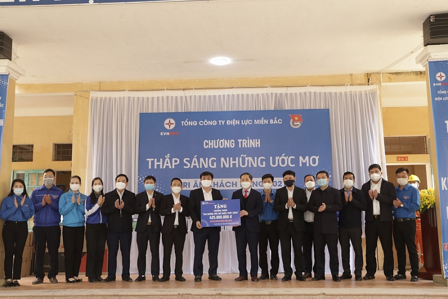 EVNNPC: Đồng hành cùng khách hàng vượt khó