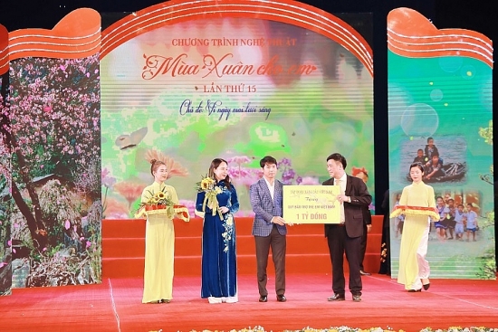 petrolimex trao tang 1 ty dong tai chuong trinh mua xuan cho em lan thu 15