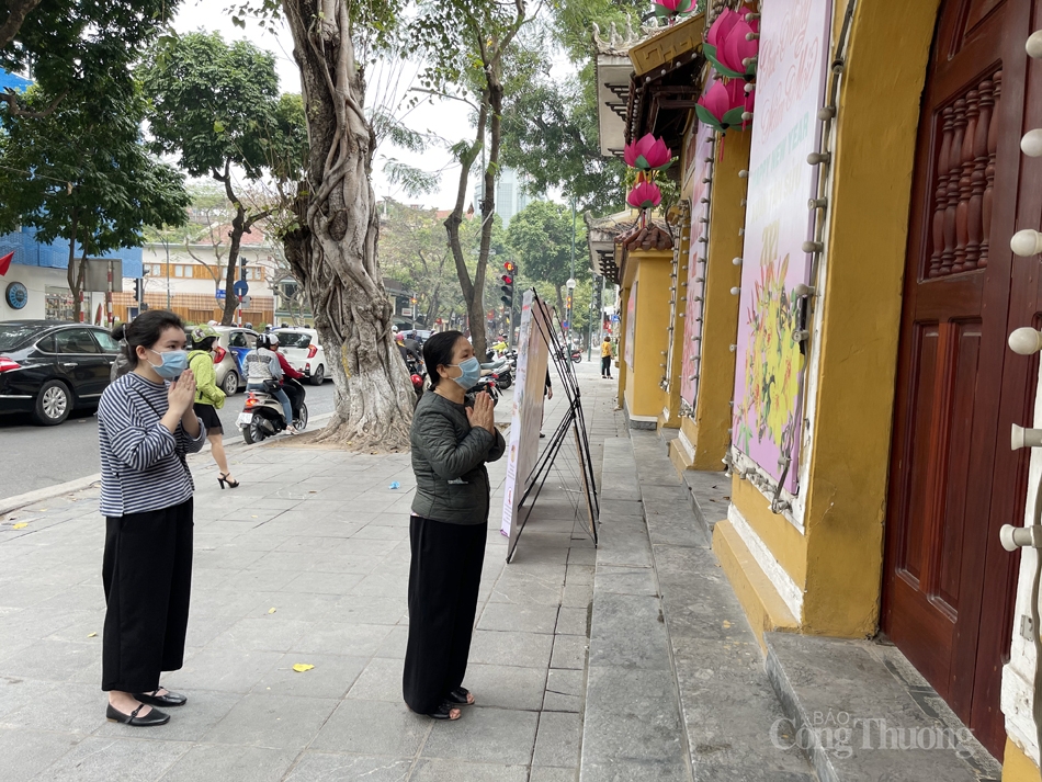 Hà Nội: Đền, chùa vắng vẻ trong ngày Rằm tháng Giêng