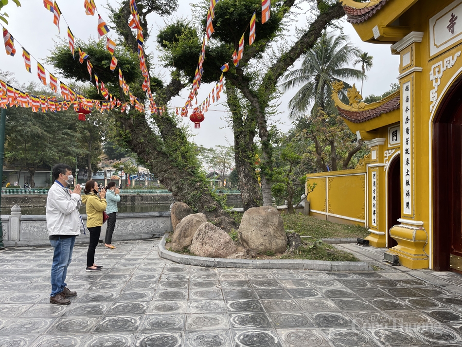 Hà Nội: Đền, chùa vắng vẻ trong ngày Rằm tháng Giêng