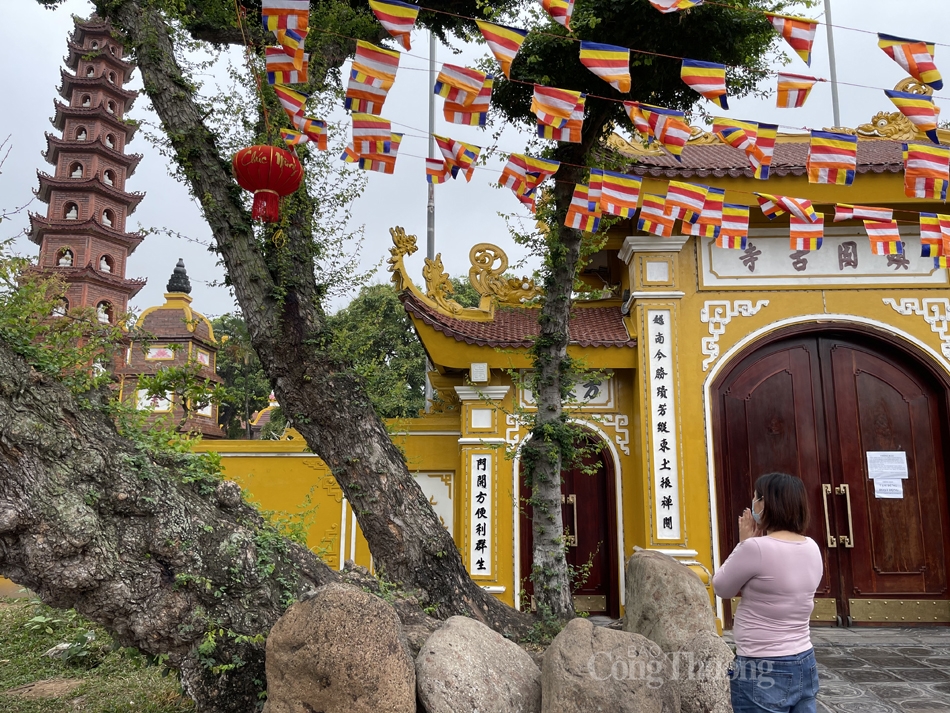 Hà Nội: Đền, chùa vắng vẻ trong ngày Rằm tháng Giêng