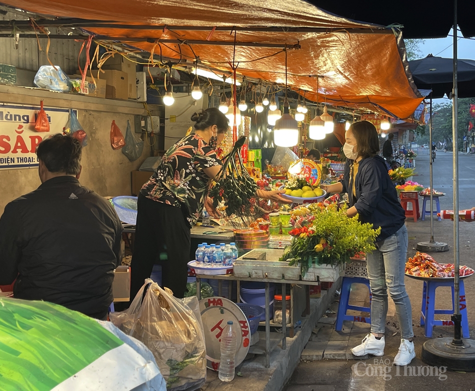 Hà Nội: Đền, chùa vắng vẻ trong ngày Rằm tháng Giêng