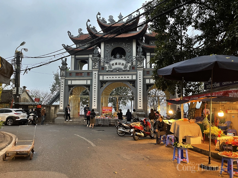 Hà Nội: Đền, chùa vắng vẻ trong ngày Rằm tháng Giêng