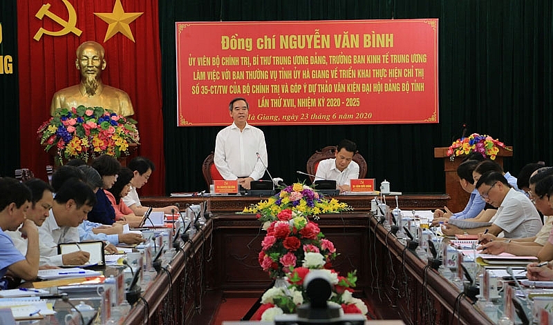 truong ban kinh te tw nguyen van binh lam viec voi btv tinh uy ha giang