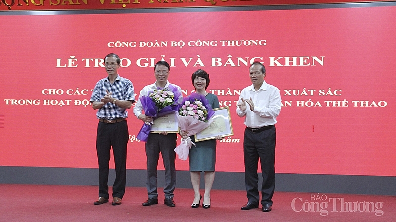 bo truong bo cong thuong tang bang khen cho cac tap the ca nhan xuat sac trong hoat dong cong doan 4