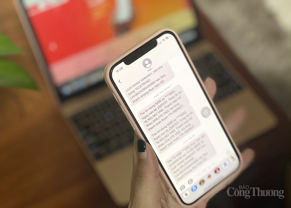 Ngân hàng bức xúc vì tin nhắn bị tính phí cao, nhà mạng “làm ngơ”