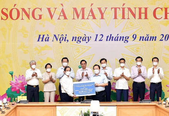petrolimex ung ho 30 ty dong chuong trinh song va may tinh cho em