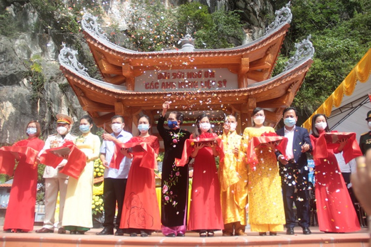Lãnh đạo huyện Vị Xuyên, lãnh đạo Petrolimex Hà Giang và các vị đại biểu cắt băng khánh thành