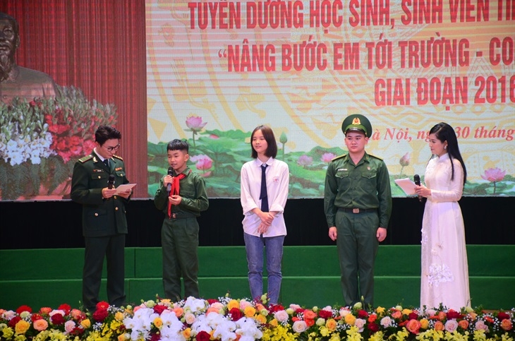 Các em học sinh, sinh viên tiêu biểu giao lưu tại hội nghị