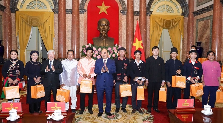 Nhiều phần quà đã được Chủ tịch nước Nguyễn Xuân Phúc trao tặng cho các đại biểu