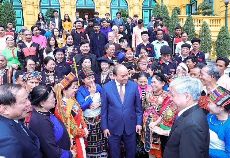 Chủ tịch nước Nguyễn Xuân Phúc trò chuyện với các già làng, trưởng bản, nghệ nhân, người có uy tín