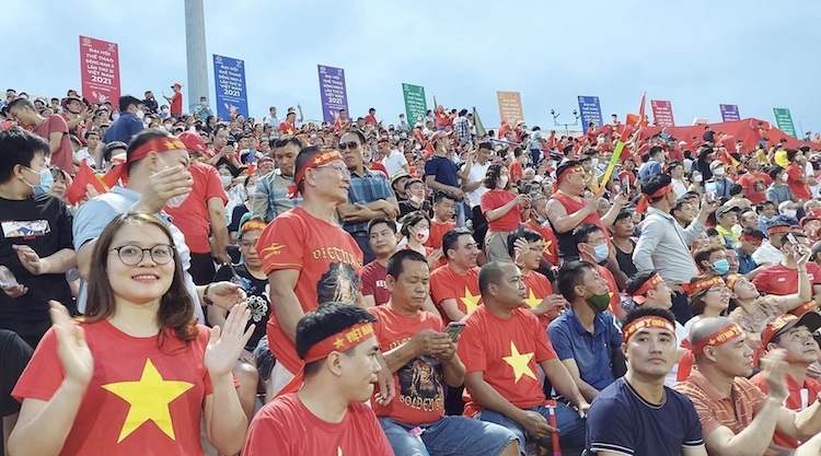 Người hâm mộ chờ đón tấm vé chính thức vào bán kết bóng đá nam SEA Games 31 của U23 Việt Nam