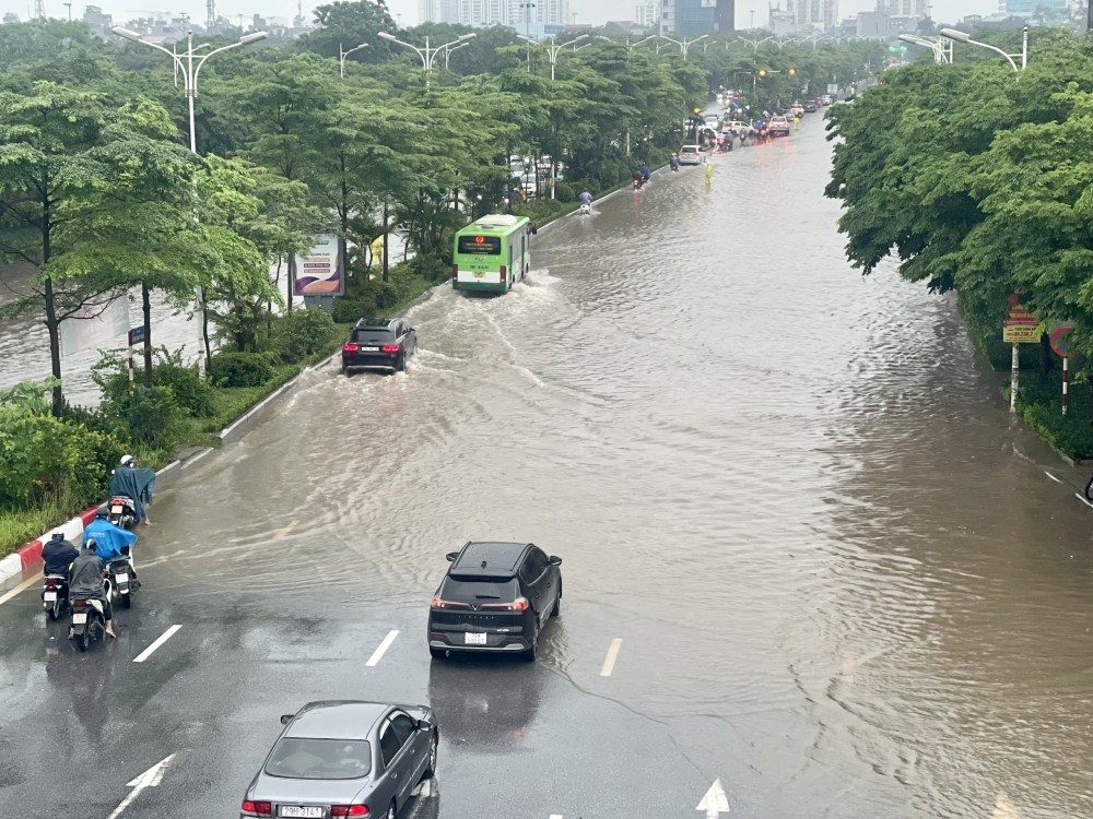 Đường Đàm Quang Trung (Thành phố Hà Nội) ngập sâu trog sáng 24/5 khiến việc di chuyển gặp nhiều khó khăn