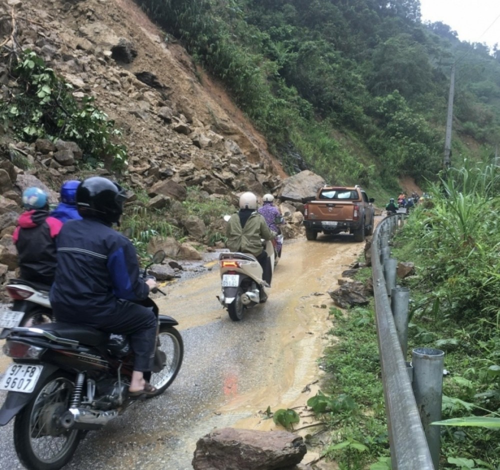 Mưa lớn liên tiếp khiến nhiều tuyến đường bị sạt lở