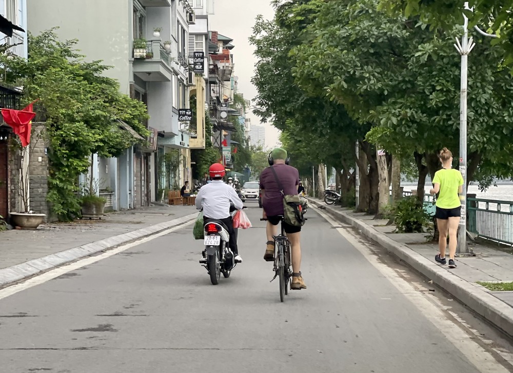 Chuyển từ xe máy sang đi xe đạp là giải pháp được không ít bạn trẻ lựa chọn khi giá xăng tăng cao