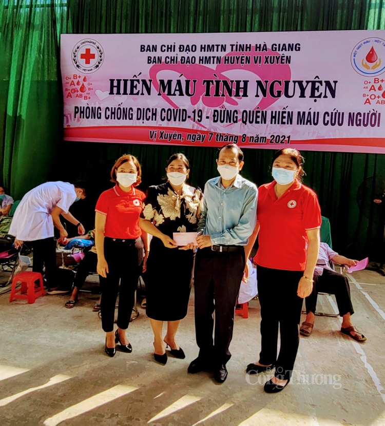 Phó Chủ tịch UBND tỉnh Hà Giang Trần Đức Quý tham dự ngày hội hiến máu và trao tặng ủng hộ cho huyện Vị Xuyên