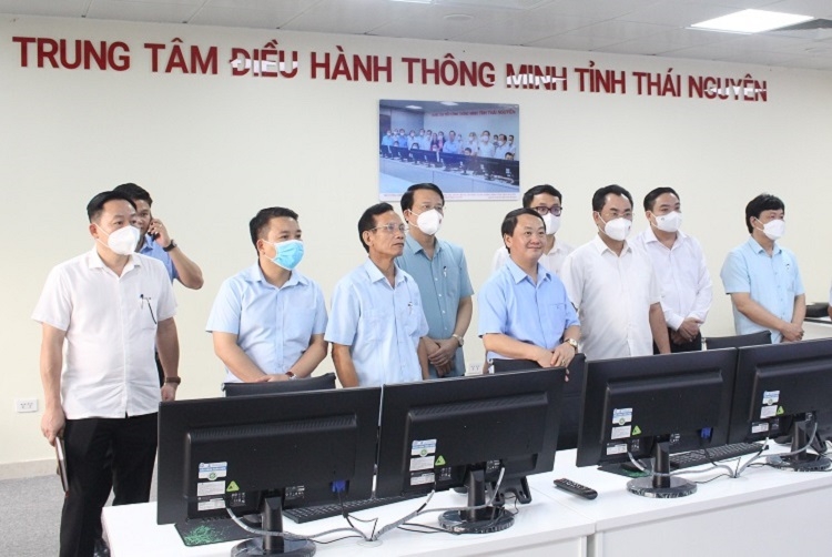 Bộ trưởng, Chủ nhiệm UBDT Hầu A Lềnh tham quan Trung tâm điều hành thông minh của tỉnh Thái Nguyên.