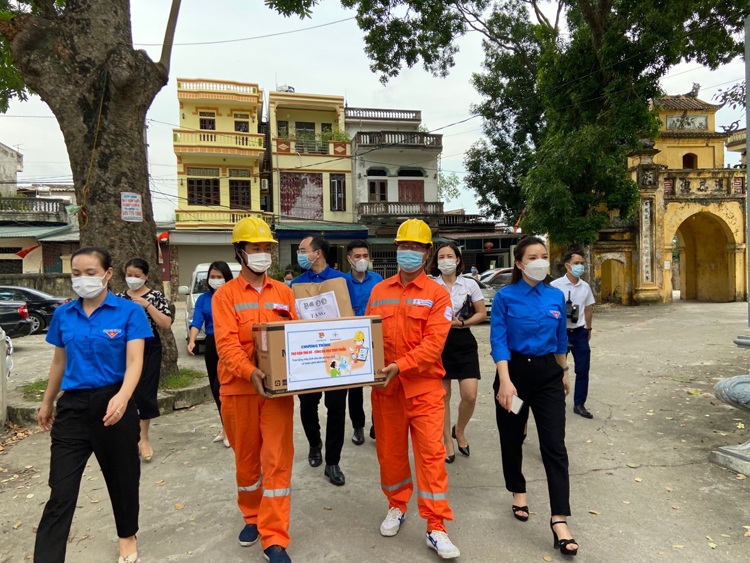 Cán bộ công nhân viên EVNHANOI mang máy tính trao tặng các em học sinh có hoàn cảnh khó khăn