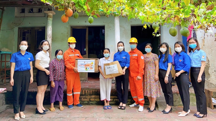 Trao tặng máy tính cho em Phạm Hoài Thương - lớp 5B, Trường Tiểu học Quất Động, xã Quất Động, huyện Thường Tín