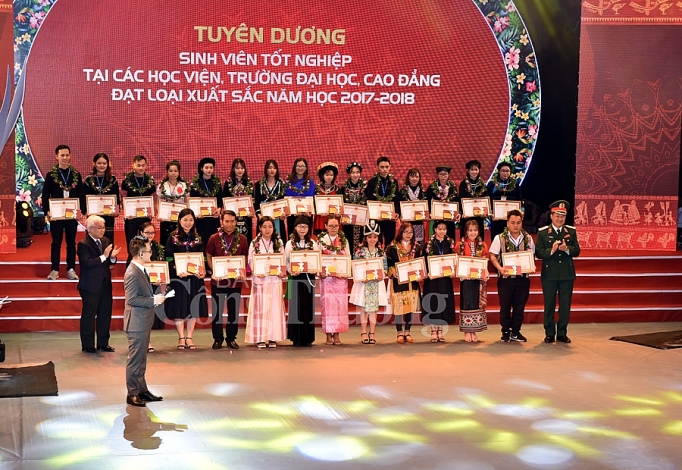 tuyen duong 166 hoc sinh sinh vien dan toc thieu so xuat sac tieu bieu