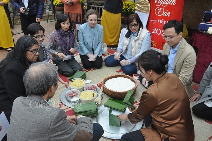 Các đại sứ nước ngoài trổ tài gói bánh chưng cac dai su nuoc ngoai tro tai goi banh chung viet