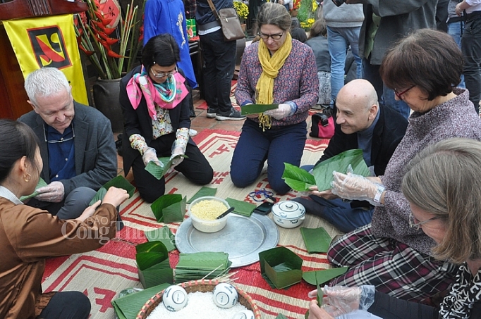 Các đại sứ nước ngoài trổ tài gói bánh chưng cac dai su nuoc ngoai tro tai goi banh chung viet