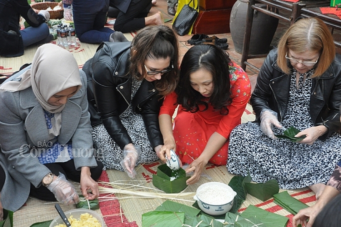 Các đại sứ nước ngoài trổ tài gói bánh chưng cac dai su nuoc ngoai tro tai goi banh chung viet