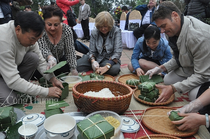 Các đại sứ nước ngoài trổ tài gói bánh chưng cac dai su nuoc ngoai tro tai goi banh chung viet