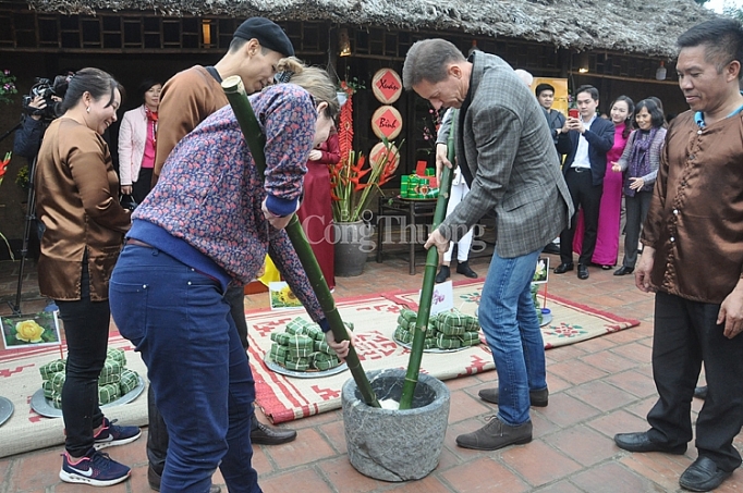 Các đại sứ nước ngoài trổ tài gói bánh chưng cac dai su nuoc ngoai tro tai goi banh chung viet