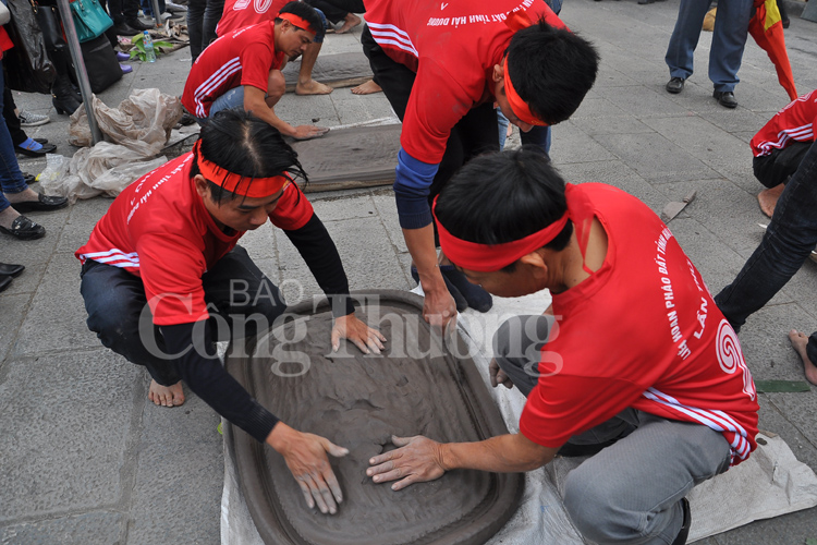 Rộn ràng pháo đất ngày Xuân Rộn ràng pháo đất ngày Xuân