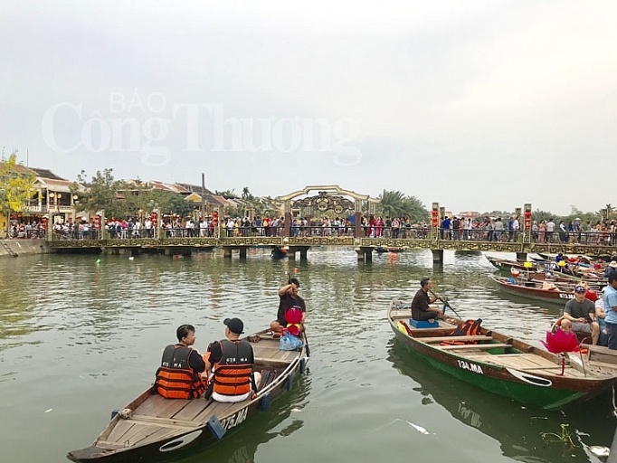 du khach xep hang check in chup anh o hoi an