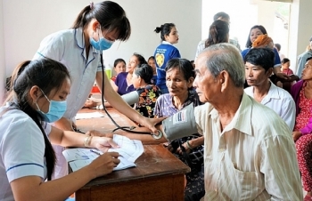 Tránh rơi vào "bẫy" đói nghèo bằng bảo hiểm y tế