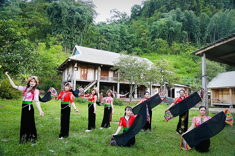 du lich cong dong don bay sinh ke de khong ai bi bo lai phia sau bai 1 danh thuc tiem nang