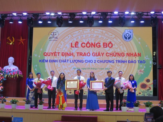 Trường Đại học Kinh tế - Kỹ thuật Công nghiệp: Đón nhận thêm hai Giấy chứng nhận kiểm định chất lượng chương trình đào tạo