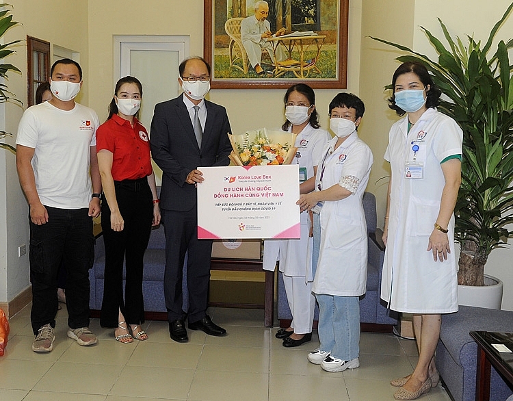 Ông Park Jong Sun - Trưởng Đại diện Tổng cục Du lịch Hàn Quốc và đại diện Hội chữ thập đỏ Việt Nam trao quà tặng tiếp sức cho đội ngũ y bác sĩ tại BV Đống Đa - Hà Nội.