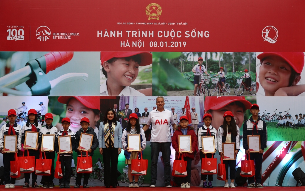 aia viet nam khoi dong hanh trinh cuoc song nam thu 6 lien tiep