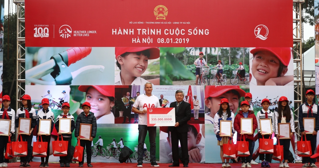 aia viet nam khoi dong hanh trinh cuoc song nam thu 6 lien tiep