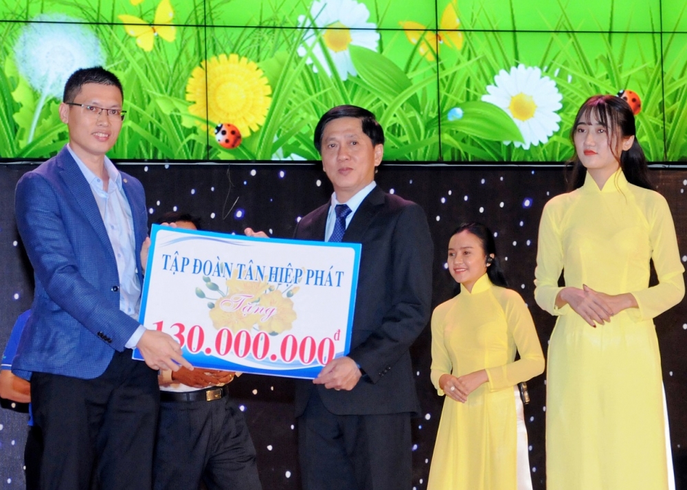 tan hiep phat mang mua xuan am ap den voi tre em ngheo