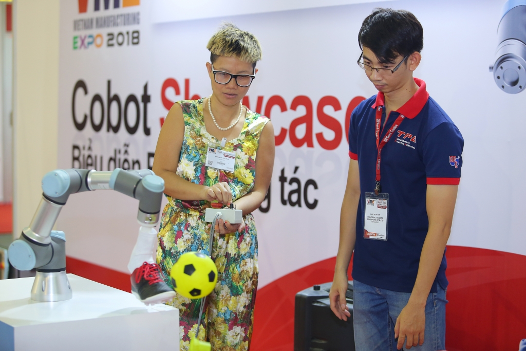 universal robots nham toi thi truong tu dong hoa day tiem nang tai viet nam