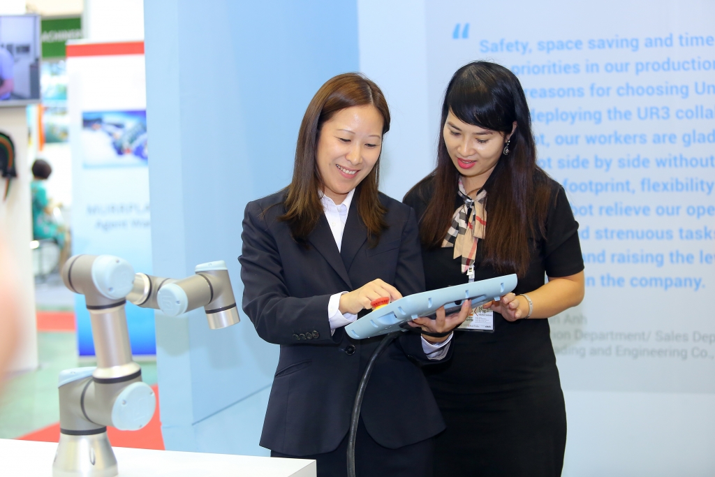 universal robots nham toi thi truong tu dong hoa day tiem nang tai viet nam