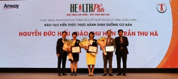 Trao bằng cho học viên hoàn thành khóa học về dinh dưỡng