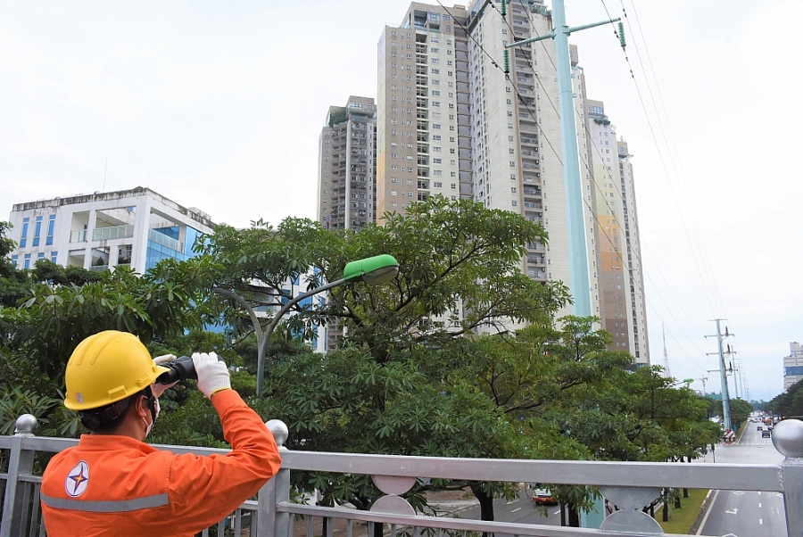 EVNHANOI kiểm tra toàn diện các đường dây, trạm biến áp để kịp thời phát hiện và ngăn chặn các nguy cơ gây sự cố lưới điện