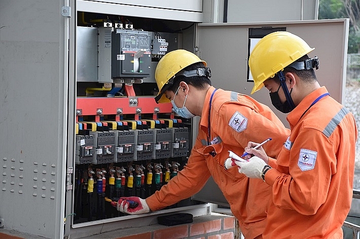 EVNHANOI kiểm tra tình trạng vận hành của lưới điện