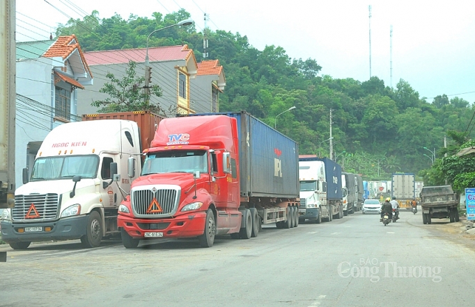 luong xe hang hoa thong quan tai cua khau tan thanh da tang tro lai