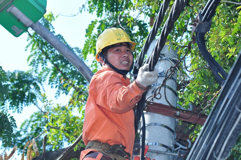 Thợ điện Thủ đô nỗ lực 17 giờ trong ngày nắng nóng