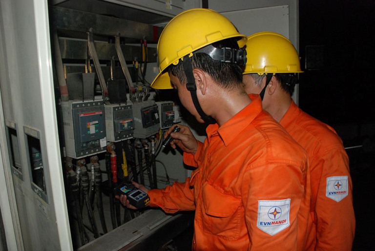 Thợ điện Thủ đô nỗ lực 17 giờ trong ngày nắng nóng